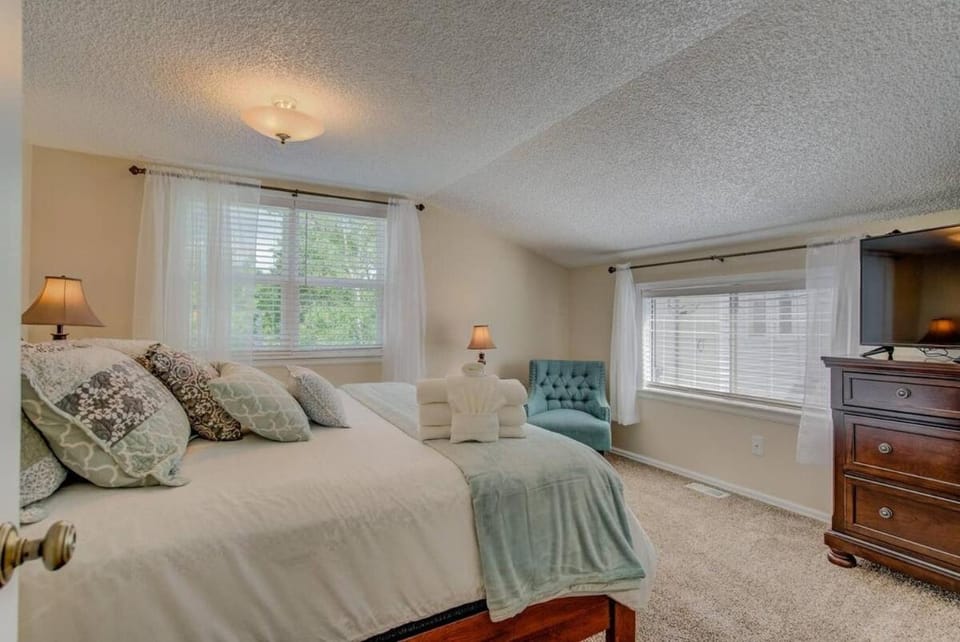 3BR DOWNTOWN - NEW Hot Tub - Olympic Training Center House in Colorado Springs
