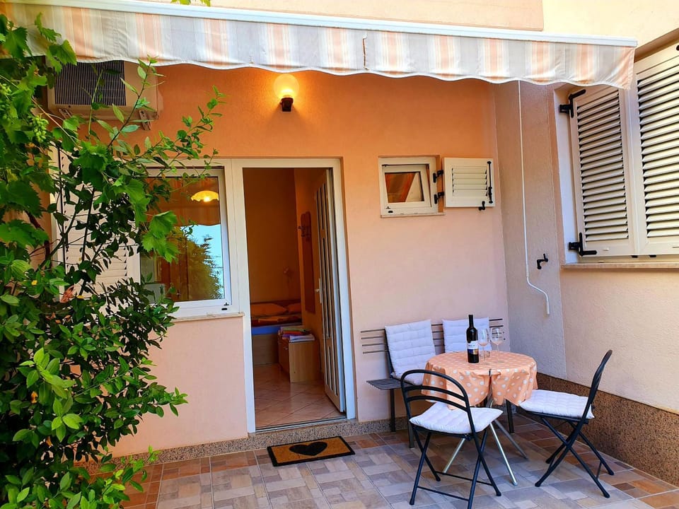 Patio, Facade/entrance, Balcony/Terrace