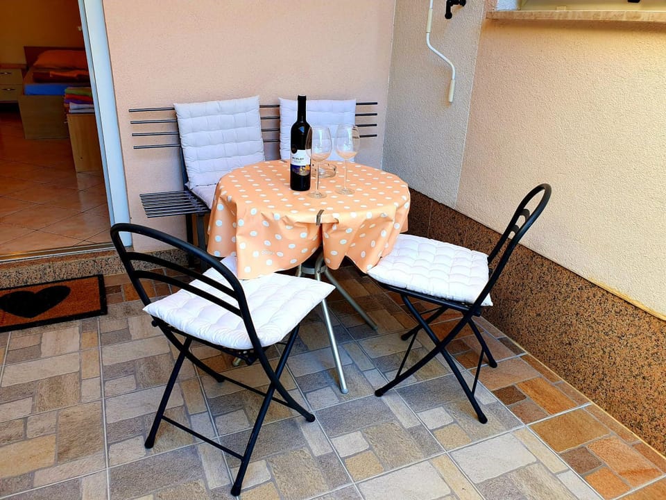 Patio, Dining area, Drinks