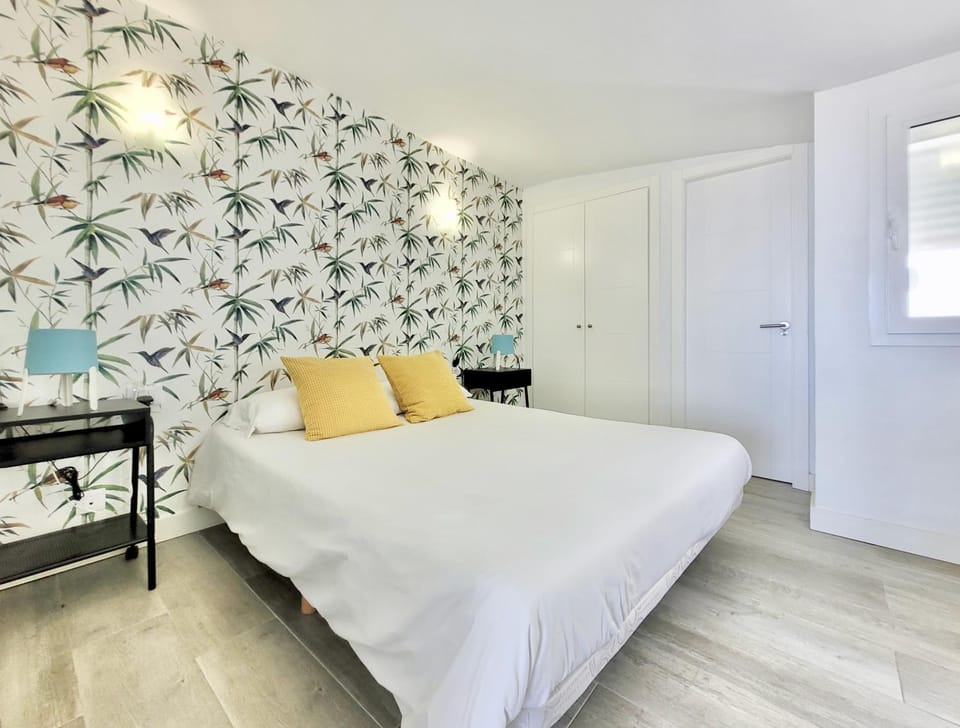 Bed, Photo of the whole room, Bedroom, wardrobe