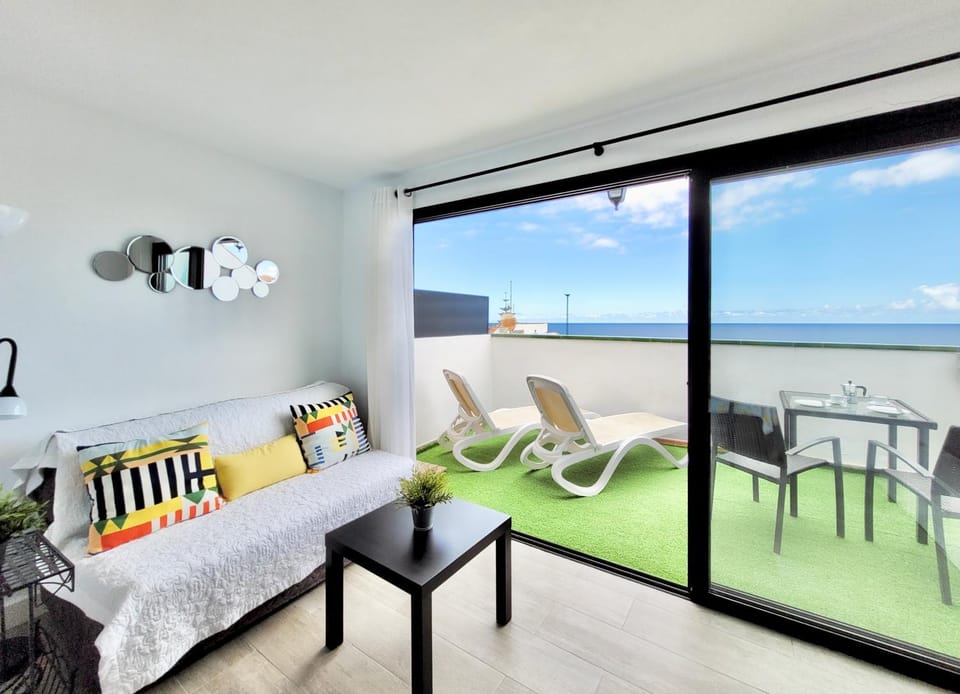 View (from property/room), Balcony/Terrace, Seating area, Dining area, Sea view, sunbed