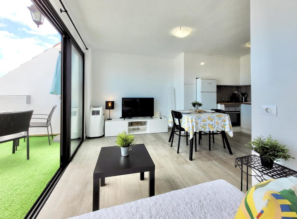 TV and multimedia, Living room, Seating area, Dining area