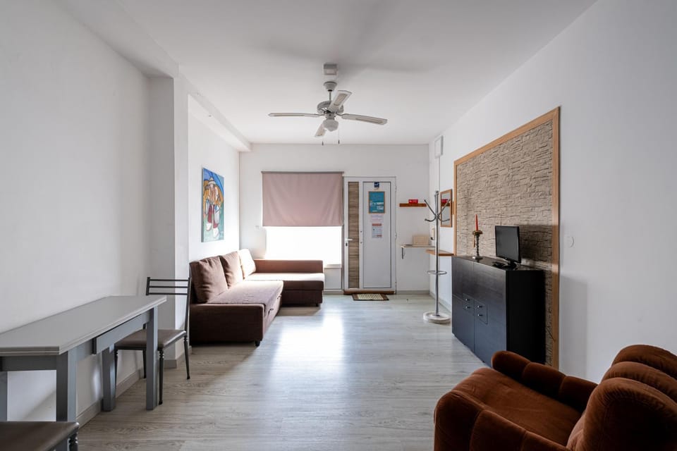 Communal lounge/ TV room, Bed, Living room