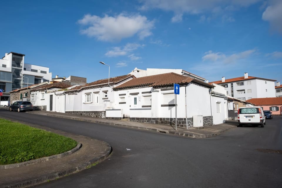 Property building, Day, Neighbourhood, Street view, Location, Parking