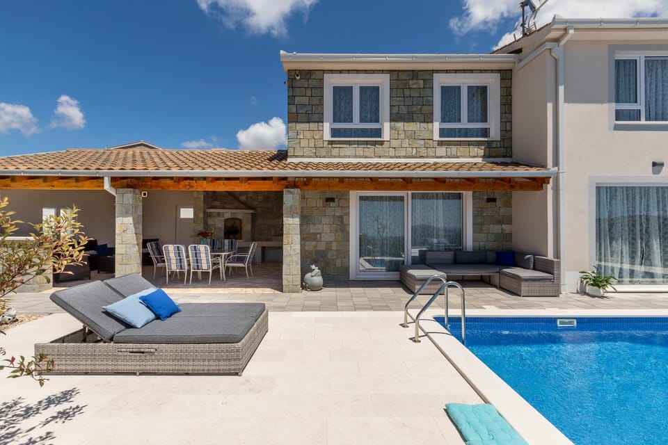 HILLSIDE villa with sea view and pool Villa in Šibenik-Knin County, Croatia