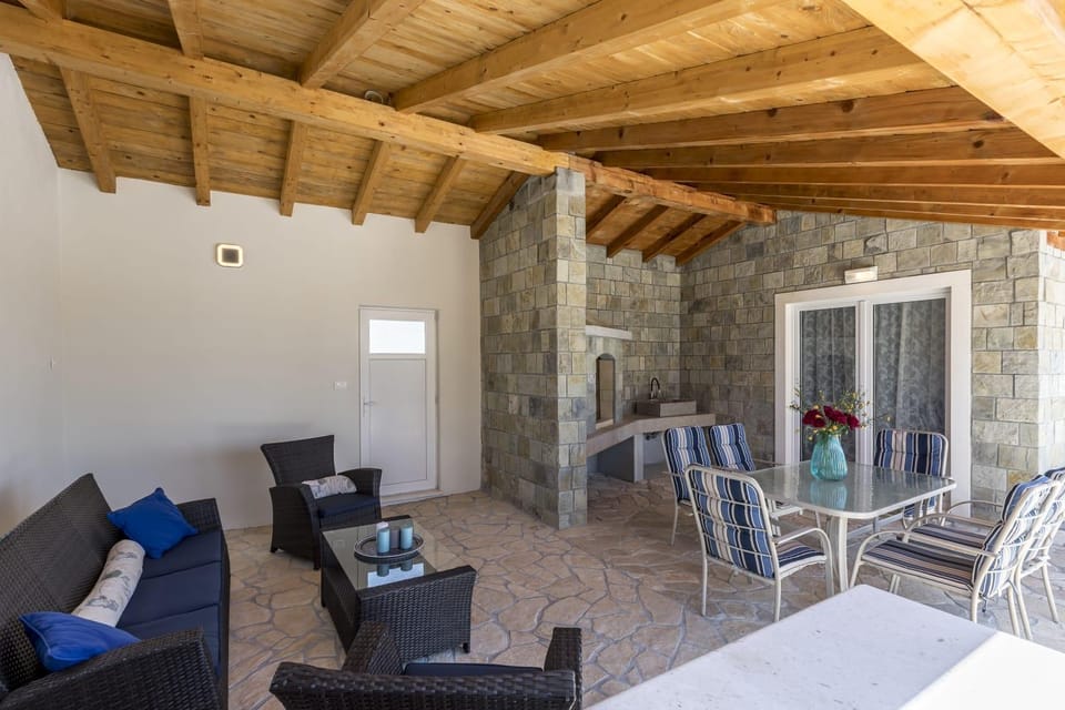 HILLSIDE villa with sea view and pool Villa in Šibenik-Knin County, Croatia
