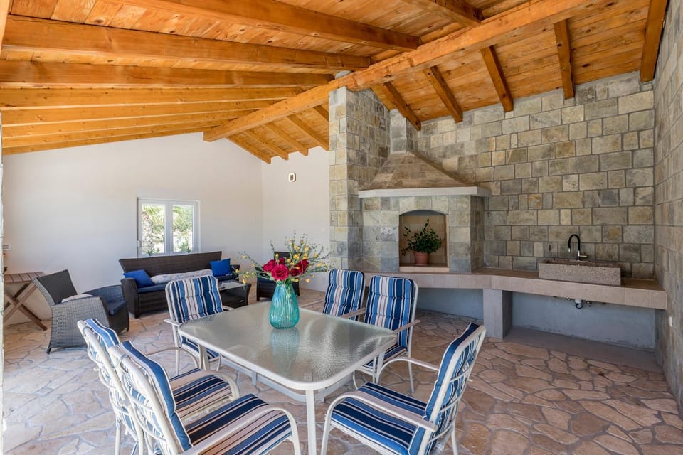 HILLSIDE villa with sea view and pool Villa in Šibenik-Knin County, Croatia