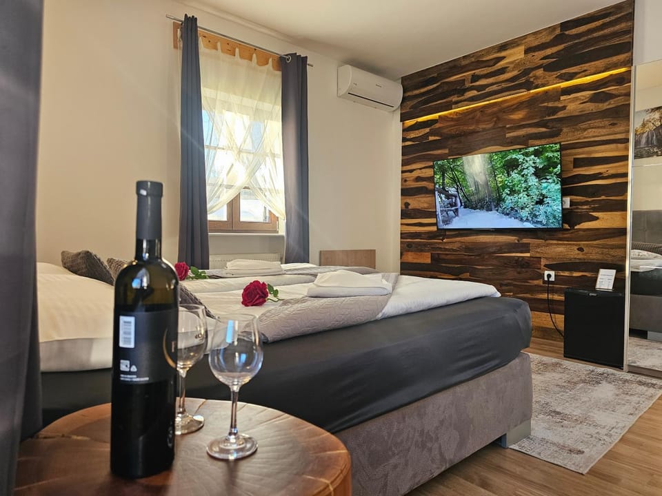 Bed, TV and multimedia, Bedroom
