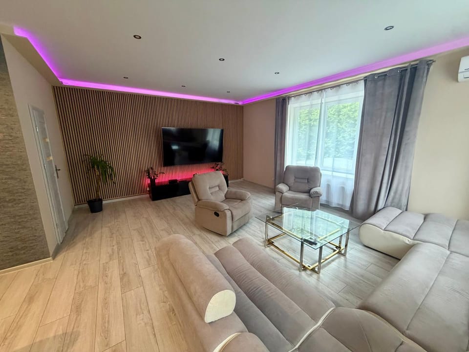 Communal lounge/ TV room, TV and multimedia, Living room, Seating area, Evening entertainment