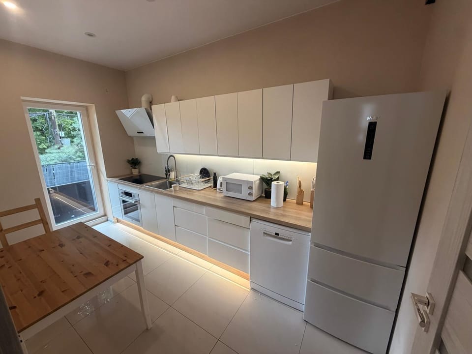 Coffee/tea facilities, Kitchen or kitchenette, Dining area, dishwasher, oven, stove
