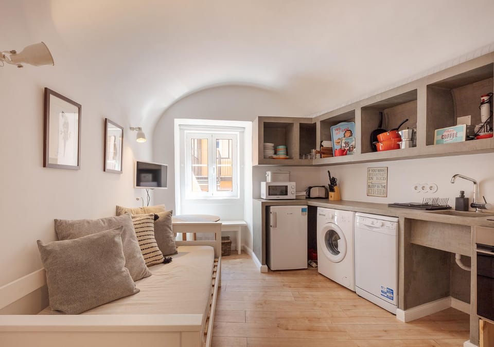Kitchen or kitchenette, Living room, Seating area, Dining area