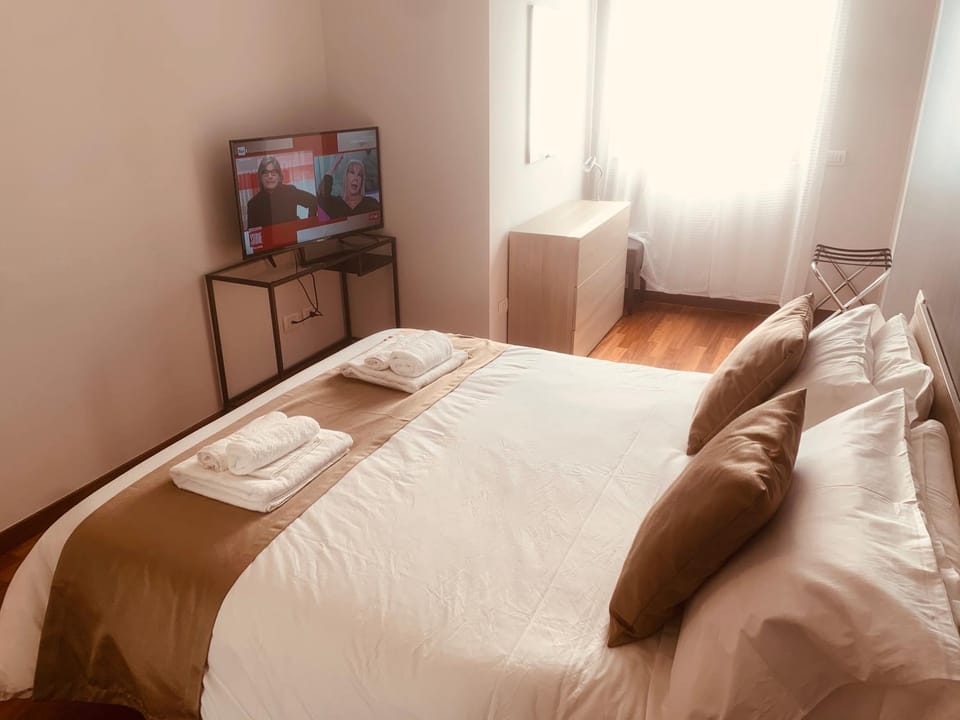 TV and multimedia, Photo of the whole room, Bedroom, towels
