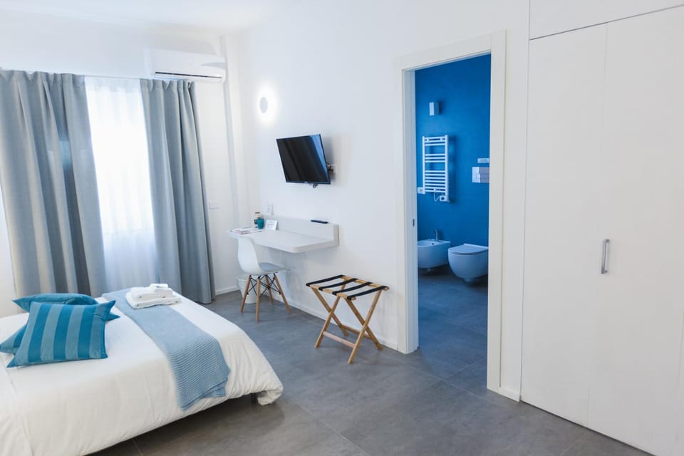 Bed, TV and multimedia, Photo of the whole room, Bedroom, hair dresser, towels, wardrobe