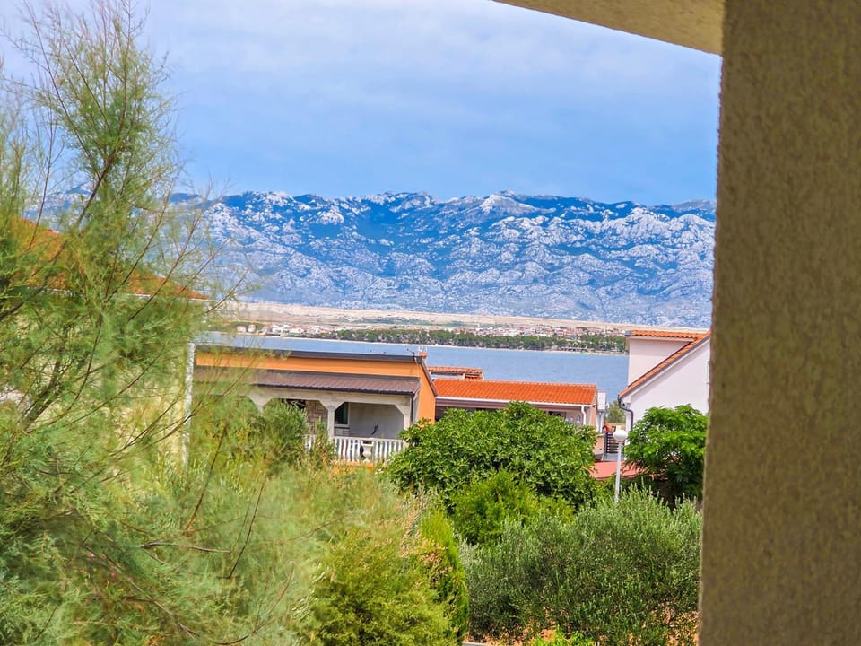 Mountain view, Sea view
