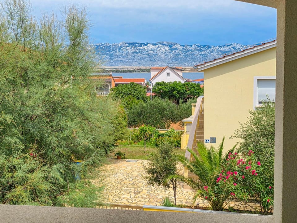 Mountain view, Sea view