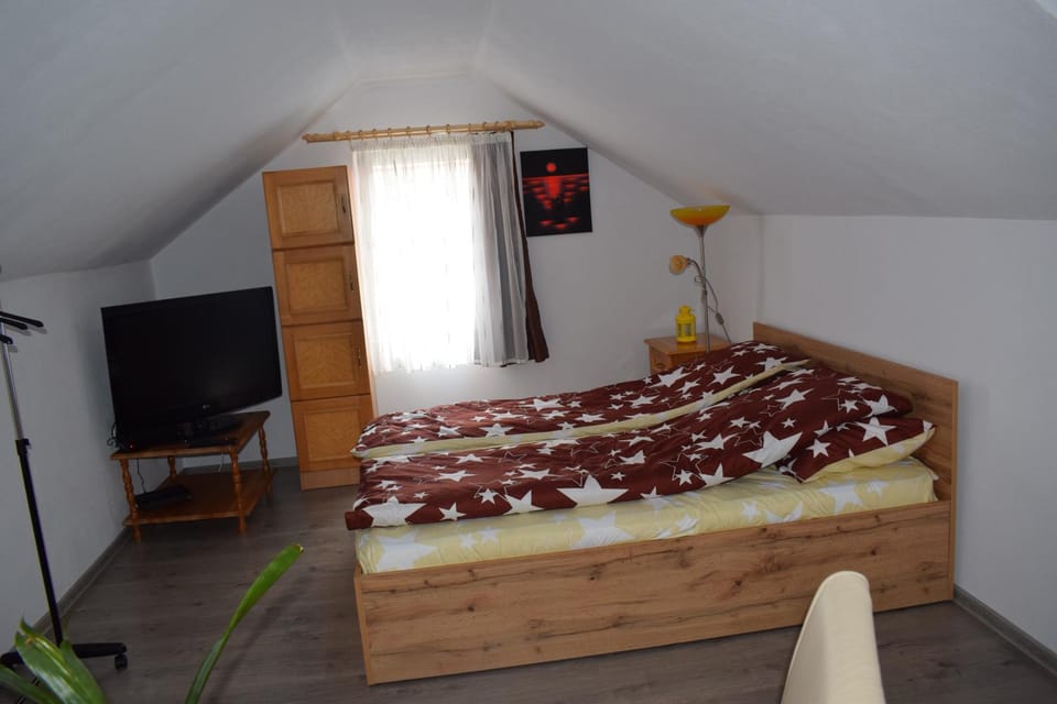 Bed, TV and multimedia, Bedroom