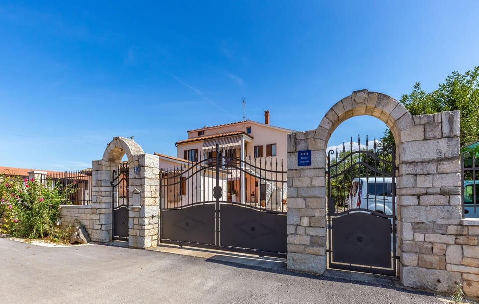 Property building, Facade/entrance