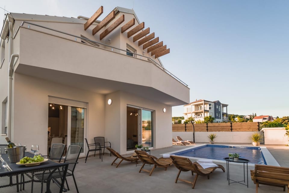 Property building, Patio, Swimming pool, Swimming pool