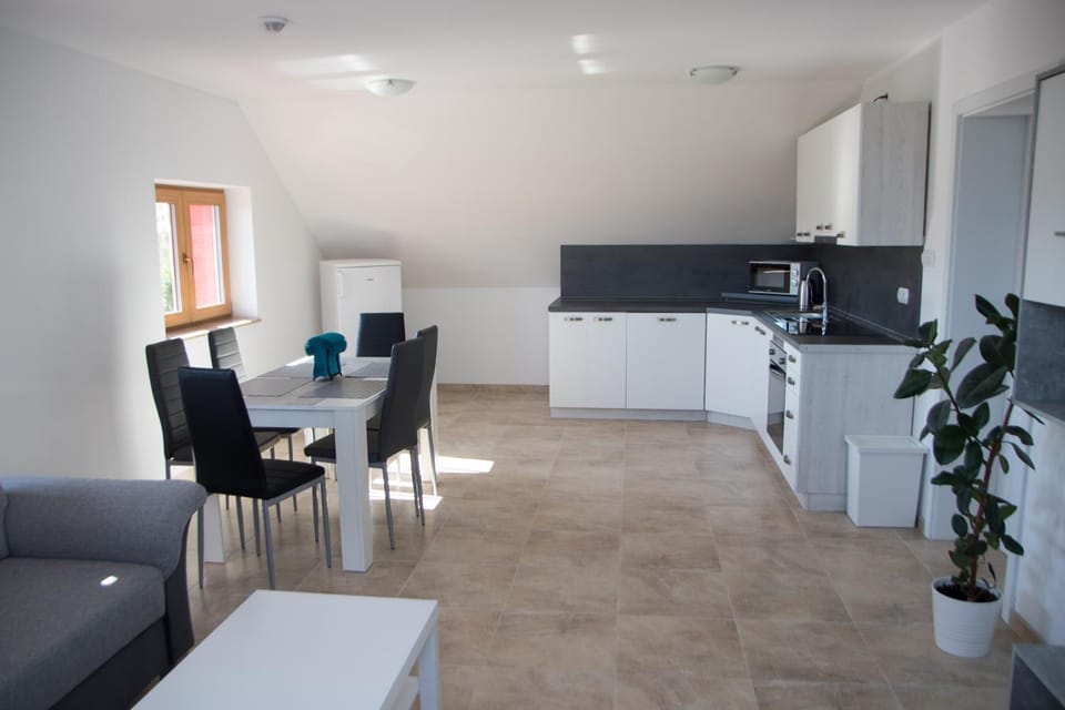 Kitchen or kitchenette, Dining area