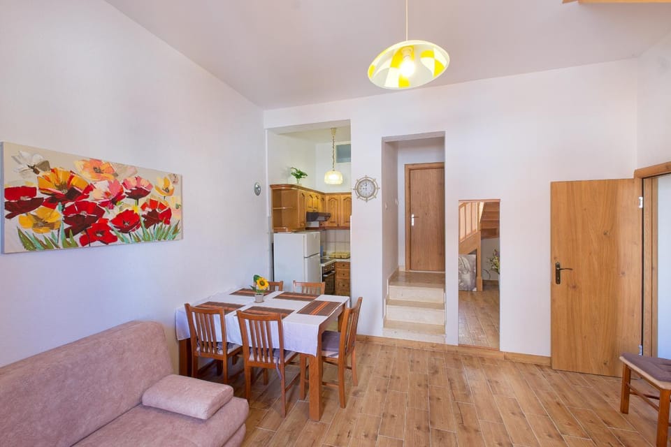 Kitchen or kitchenette, Living room, Seating area, Dining area