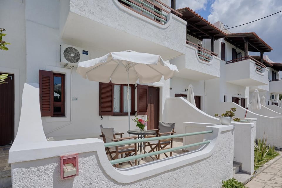 Property building, Patio, Day, Balcony/Terrace