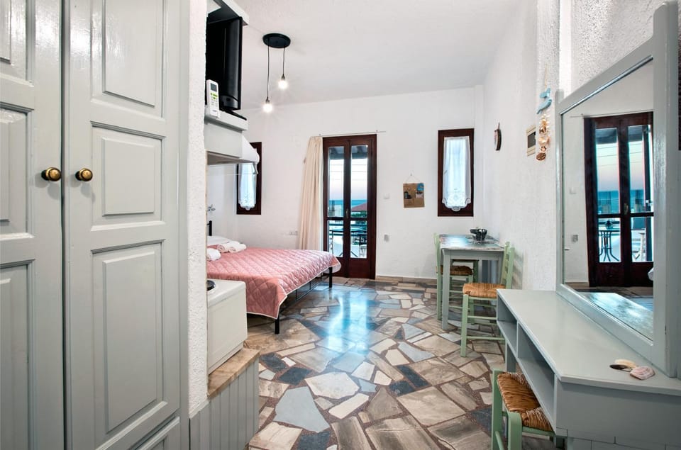 Photo of the whole room, Seating area