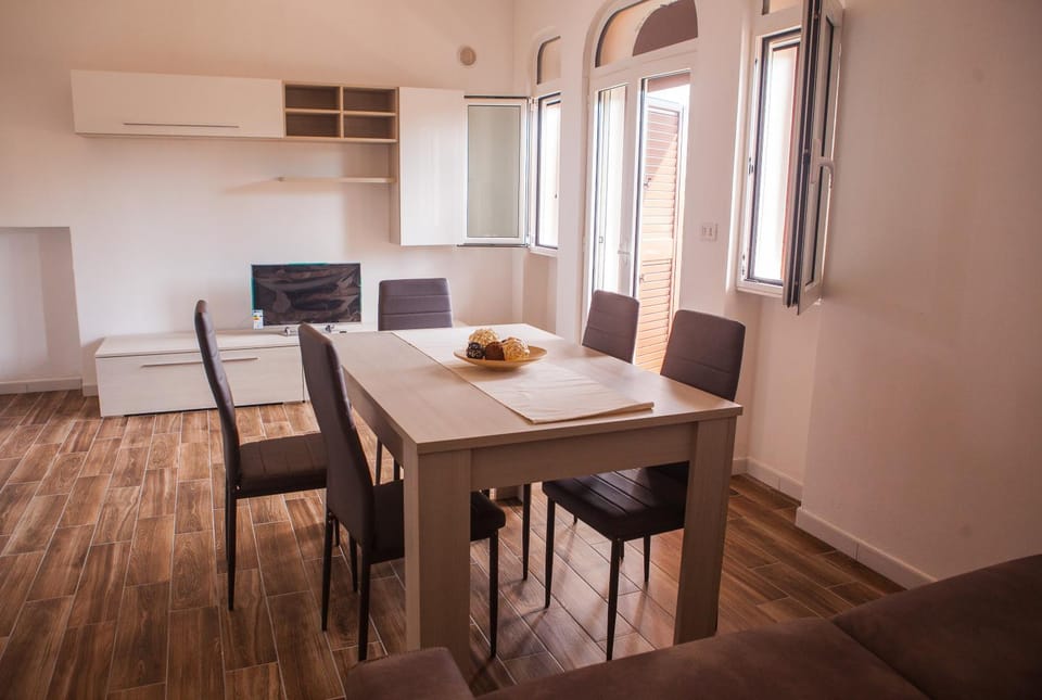 Kitchen or kitchenette, Living room, Seating area