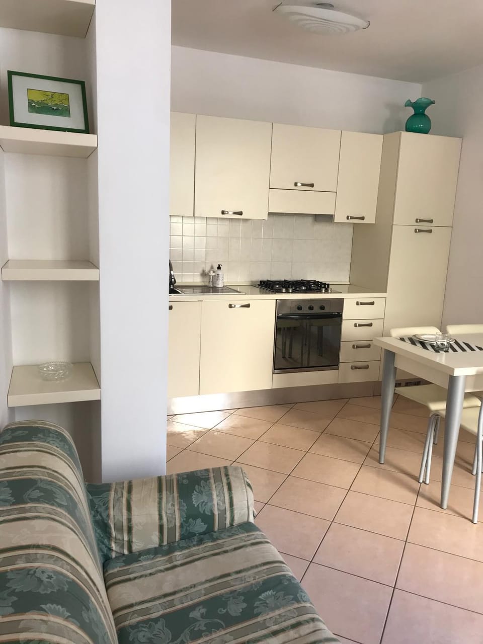 Coffee/tea facilities, Kitchen or kitchenette, Living room, Dining area