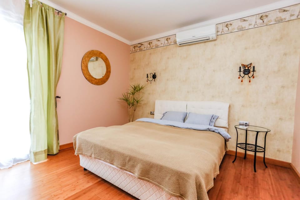 Bed, Photo of the whole room, Bedroom, air conditioner