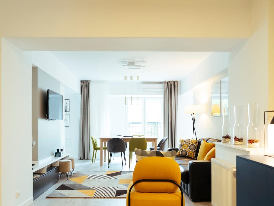 Communal lounge/ TV room, TV and multimedia, Living room, Seating area, Dining area, air conditioner