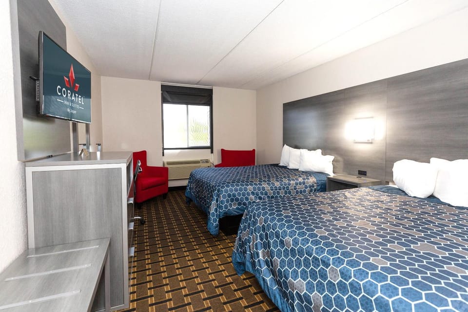 Bed, TV and multimedia, Photo of the whole room, Bedroom