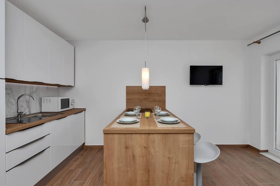 TV and multimedia, Kitchen or kitchenette, Seating area, Dining area