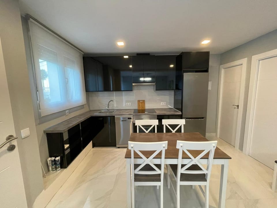 Kitchen or kitchenette, Dining area