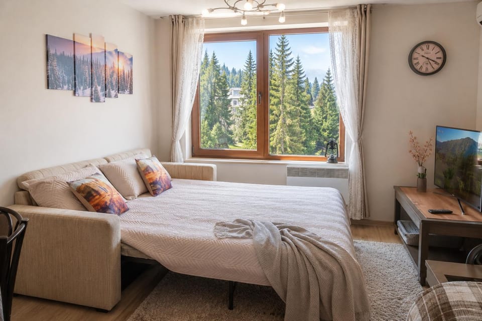Bedroom, Mountain view