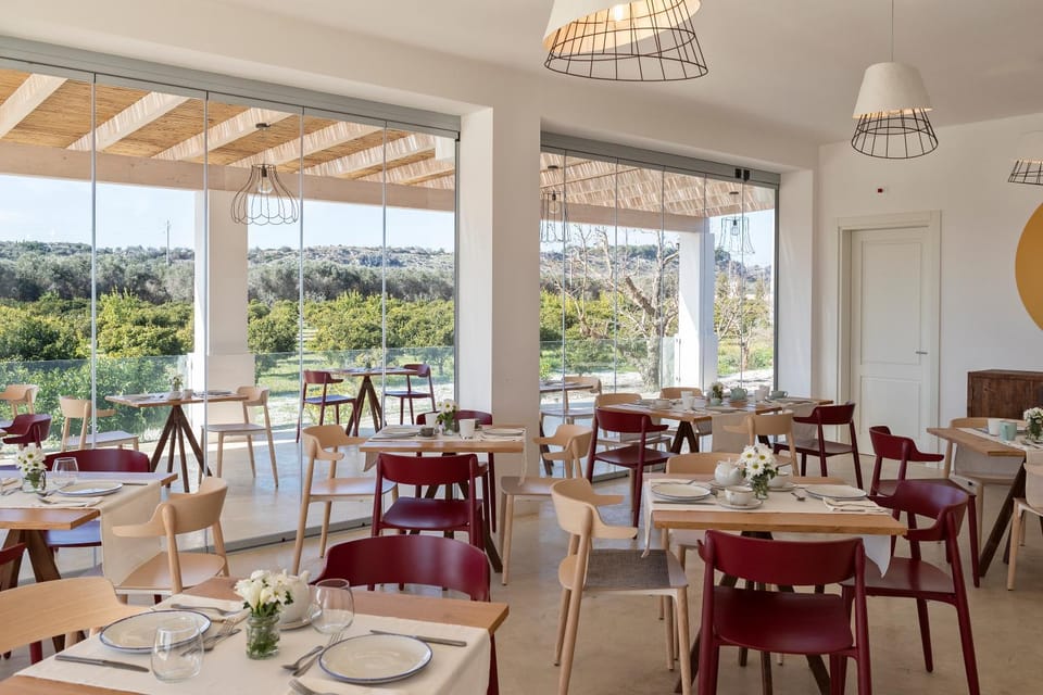 Restaurant/places to eat, Lounge or bar