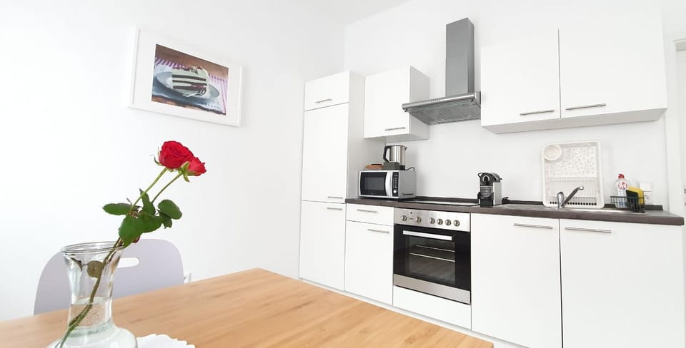 Coffee/tea facilities, Kitchen or kitchenette, Dining area