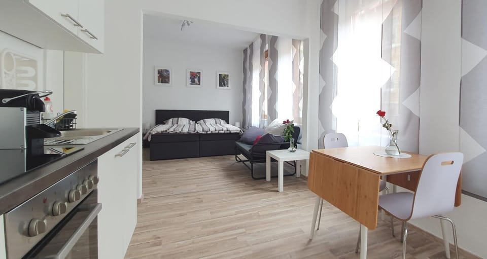 Coffee/tea facilities, Kitchen or kitchenette, Living room, Dining area