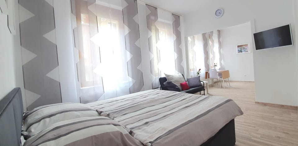 TV and multimedia, Living room, Seating area, Bedroom