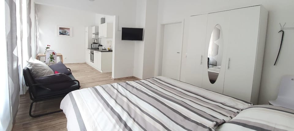 Bed, TV and multimedia, Living room, Seating area, Bedroom