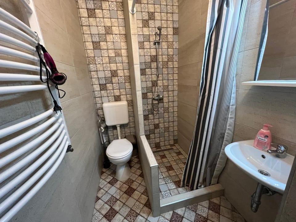 Shower, Toilet