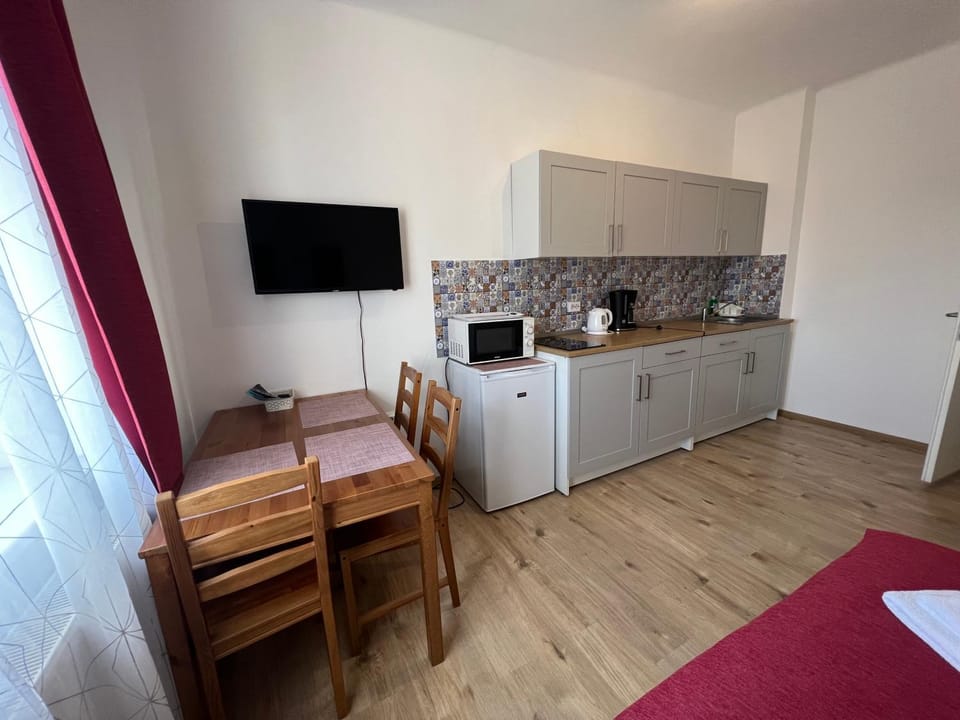 TV and multimedia, Coffee/tea facilities, Kitchen or kitchenette, Dining area, minibar, stove