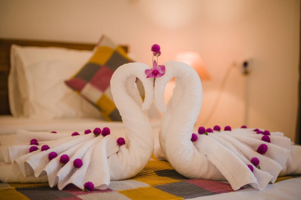 Bed, Bedroom, towels