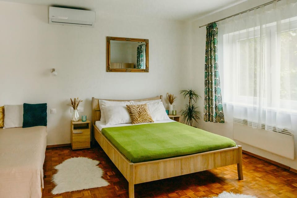Bed, Bedroom, air conditioner