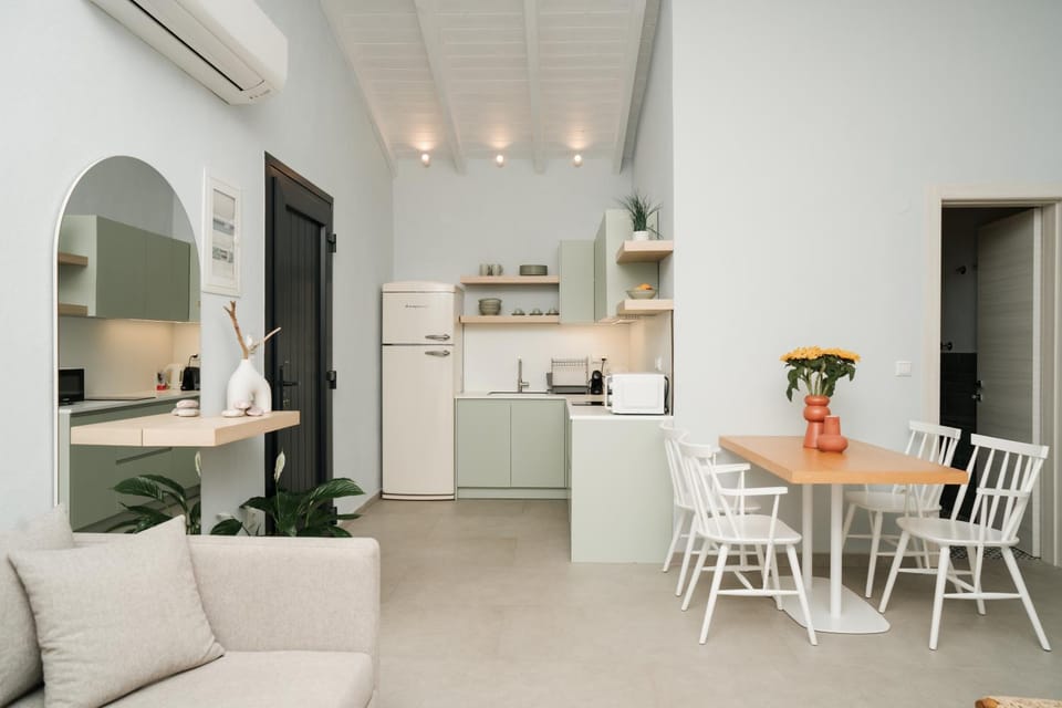 TV and multimedia, Kitchen or kitchenette, Living room, Seating area, Dining area, stove, toaster