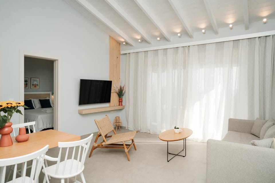 TV and multimedia, Living room, Seating area, Dining area