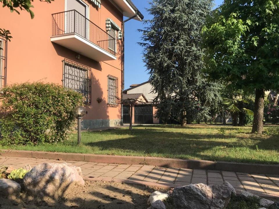 Property building, Facade/entrance, Garden, Garden view