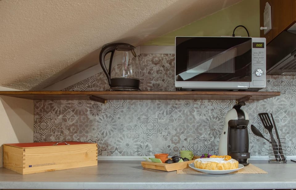 microwave, kitchen