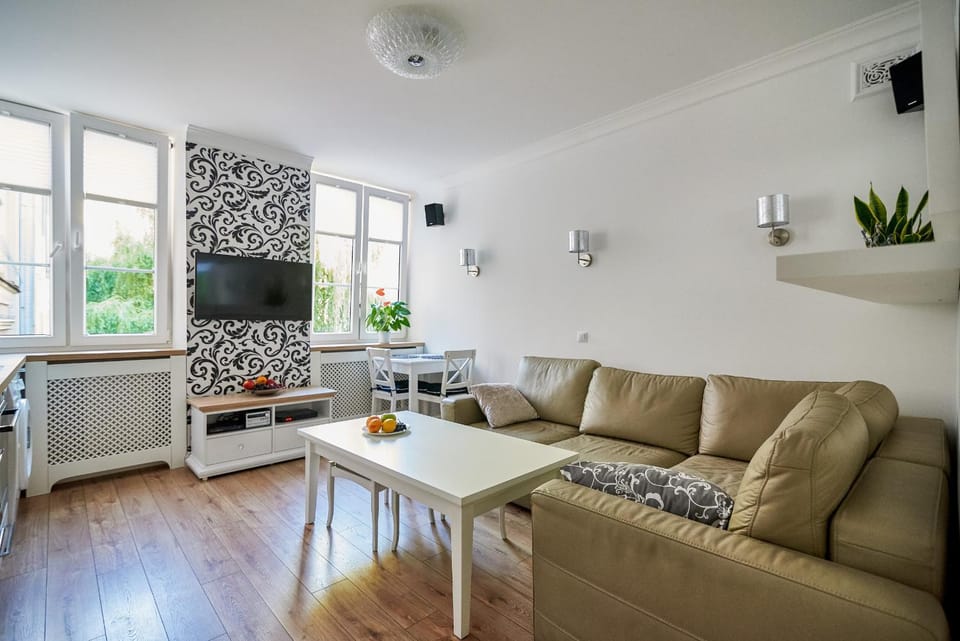 TV and multimedia, Kitchen or kitchenette, Living room, Seating area, Dining area