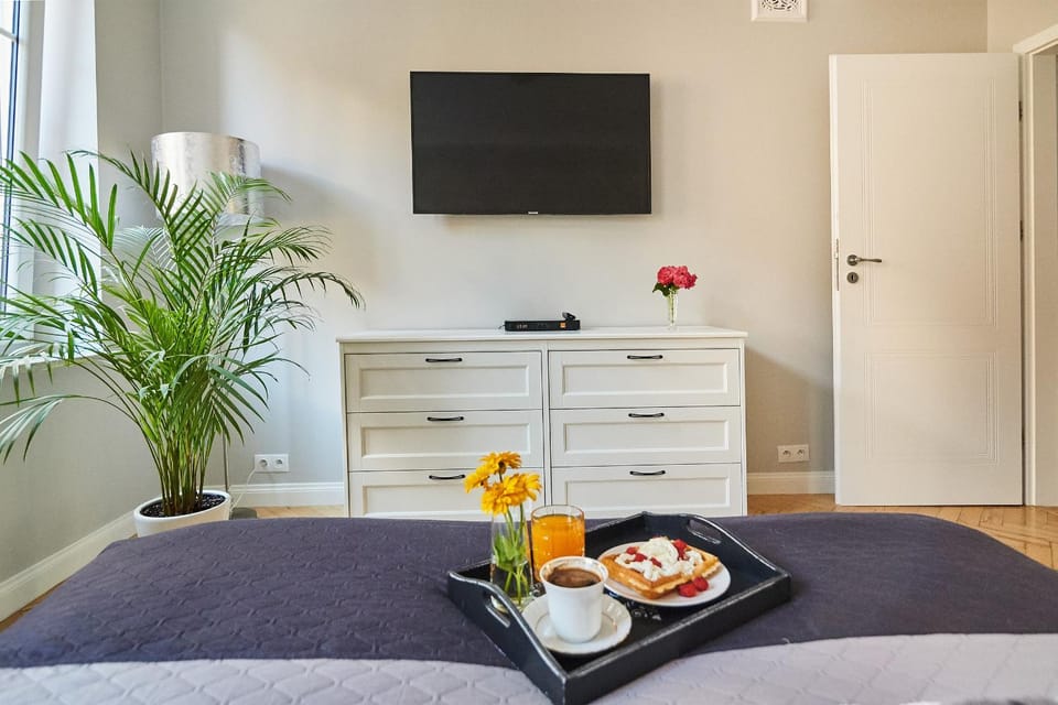 Bed, TV and multimedia, Bedroom