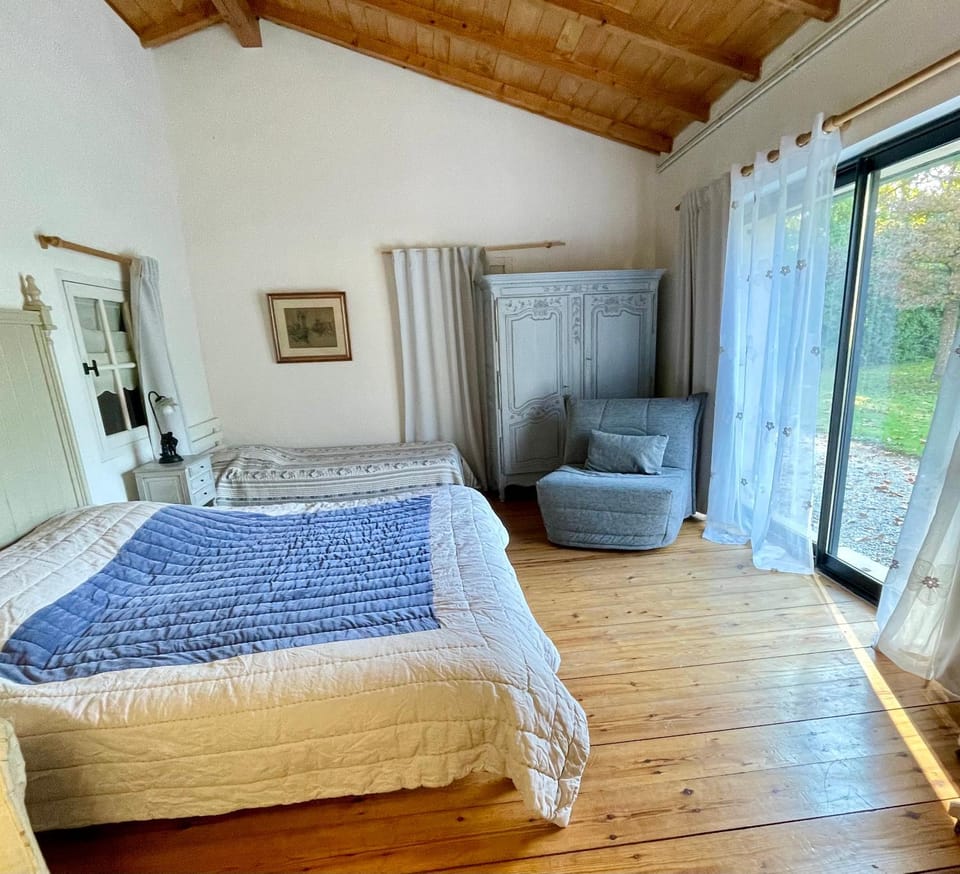 Bed, Photo of the whole room, Bedroom